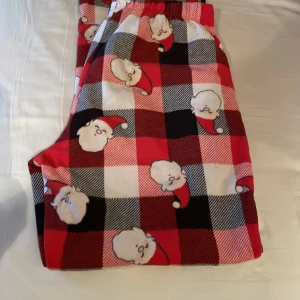 pyjamasbyxor - Pyjamasbyxor med tomtar på, nyskick!💖🧑‍🎄