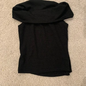 Supersöt offshoulder blus - Jättefin offshoulder top. Säljer pga att jag inte tycker offshoulder passar på mig men blusen är superfin och perfekt för fina middagar eller fester t.ex.