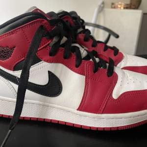 Säljer mina Air Jordans 1 Mid Chicago då jag inte använder dom längre. Storlek 40 men passar även mig som har storlek 39 vanligtvis. Man får med orgiallådan till skorna. Skriv för fler bilder eller bud!❤️