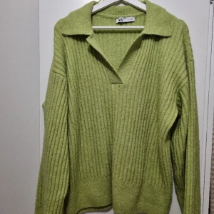 Zara tröja  - Tömma min garderob på saker jag inte använder. Tröjan från Zara som inte längre kommer till användning. Inga fläckar eller defekter. Storlek: M. Pris kan diskuteras