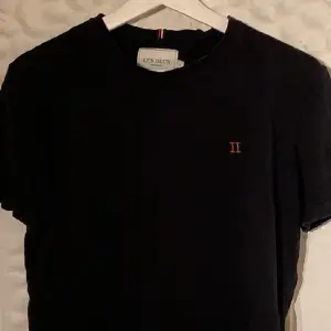 Säljer en svart Les Deux tröja i storlek S