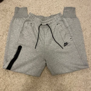 Niketech - Säljer min brors Nike tech byxor då dom blivit för små💗💗