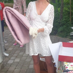 Studentklänning  - Säljer min fina student klänning. Den är st 32 sitter fint på mig som är en 34/36. Har endast använts några timmar under mottagningen så är som ny. Inköpt för 800 (säg till om ni vill ha fler bilder)❤️