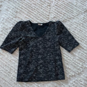 Trekvartsärm tröja - Festlig glittrig topp/tröja kommer inte till andvändnig längre och i nyskick❤️