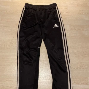 Adidas träningsbyxor - Säljer ett par träningsbyxor från adidas som passar runt stl 170. De är använda men i bra skick.  Fraktas inom 48h📦📩