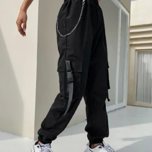 byxor - jätte fina byxor från shein kommer inte till användning då dom är ganska tunna 