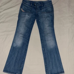 Diesel Low Waist Bootcut - Väldigt fina retro byxor från 2000 från märket Diesel. Size 30. Byxorna är såklart använda och det syns tydliga tecken på användning vid benets slut (Bild 2) annars toppenskick.  Hör gärna av er om funderingar och priset går alltid att diskutera!