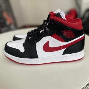 Jordan 1 mid gym red, 41, oanvända - Ett par oanvända Jordan 1 mid gym red i storlek 41. Aldrig testade eller använda.