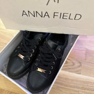 Säljer ett par skor från Anna Field i storlek 39, sparsamt använda och inga skador, skickas i orginal kartong💕 Nypris 1199 kr💗