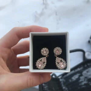 Örhängen - Fina oanvända örhängen från CU jewelery  Frakt tillkommer