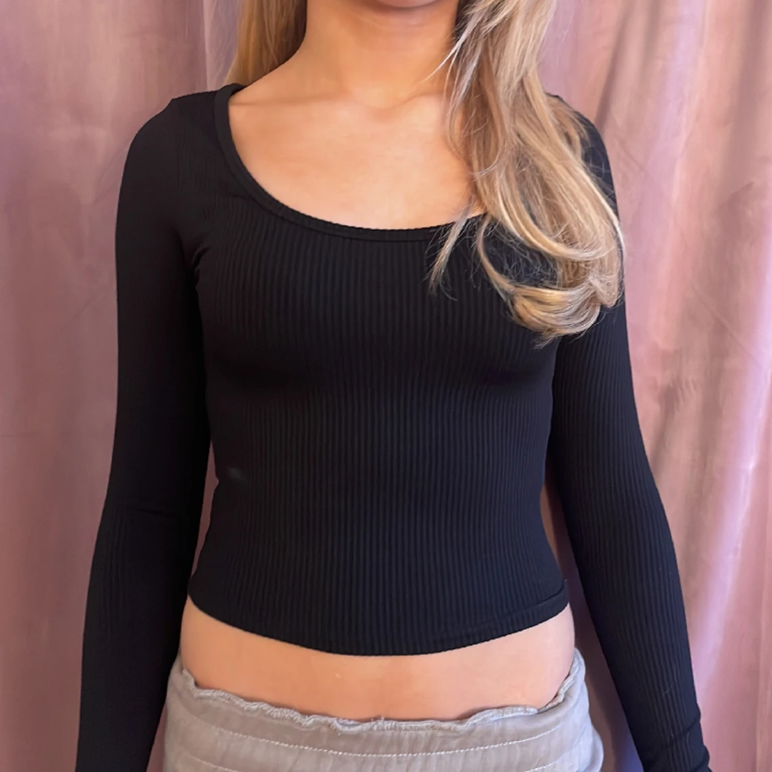 Svart ribbad långärmad magtröja med urigning 