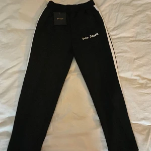 palm angels byxor - helt nya palm angels byxor, säljs pågrund av att dem inte passa.