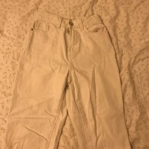 Vita jeans  - Vita jeans från Amisu, de är ganska korta i benen
