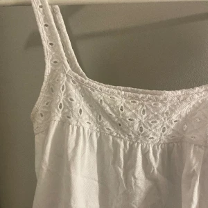 Linne - Super fint somnar linne med blommönster upptill🌺