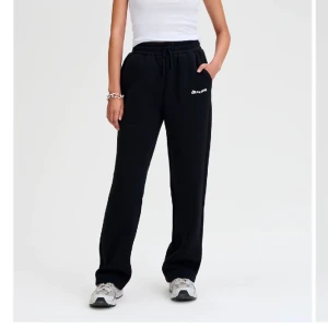 Lxa WAVE ORIGINAL SWEATPANTS REGULAR - BLACK - Säljer då den var en julklapp till min pojkvän men de passade inte och hann inte lämna tillbaka. Endast testade!