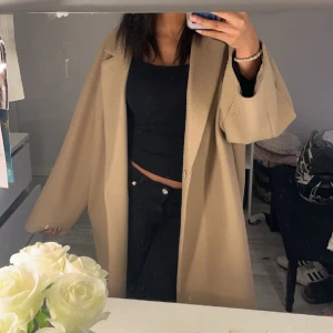 Kappa - En jätte fin kappa (min syrra därför den är så stor) som är så varm också skön nu till vinter men passar så bra till våren 