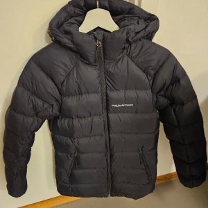 Peak performance jacka xs - Jackor & ytterplagg, stl. 34 (XS), Dam 950 kr Stilren, mångsidig och sportig dunjacka fodrad med värmande dun och vattenavvisande yttertyg. Fickor med dragkedja för säker förvaring. Huvan ger skydd mot snö och vind. Style W Ilma DJ xs. Mycket fint sk