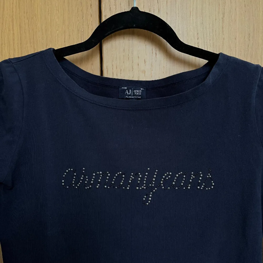 Vintage Armani Jeans tröja med glittertext av märket. Tröjan är väldigt unik samt bra skick. . Tröjor & Koftor.