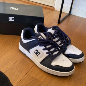 DC skor - Säljer för jag inte använder dom. Använda kanske 2 gånger så finns små defekter men annars bra skick. Storlek 39 :) skriv privat för mer info 