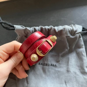 Balenciaga armband - Säljer mitt fina röda balenciaga armand!