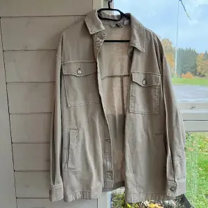 Söt beige vår jacka passar perfekt till någon som gillar den där lite oversized looken! Så snygg över en klänning osv!