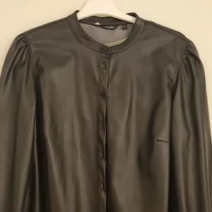 Blus/kavaj - Helt ny blus i skinn imitation 