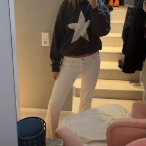 Low waist bootcut jeans - Lågmidjade vita jeans som är utsvänga. Jag är 171cm och de passar mig i längden, jag skulle säga att det är storlek 26/27 i midjan och 32 i längden