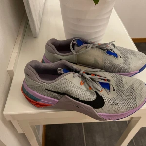 Nike mecton crossfit sko - Nike mecton crossfit sko Använda Max 5 gånger. Skick 10/10. Storlek 42,5 Pris 550kr