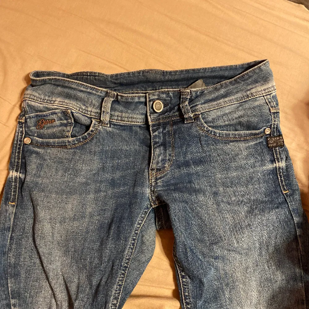 Säljer dessa lågmidjade jeans då de är för långa på mig, kommer ej till användning och är skinnys. Jeans & Byxor.