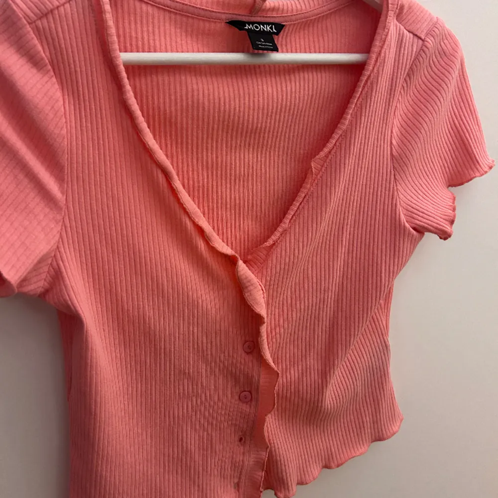 Ljusrosa tröja, knapp använd. Från Monki i storlek S. T-shirts.