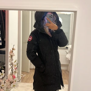 Canada goose - Denna jacka är absolut den varmaste jackan jag någonsin ägt. Det är i helt nytt skick endast använd få gånger pågrund av att jag tycker den sitter lite för stort på mig. Annars är den i storlek S och perfekt för en kall vinter