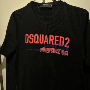 Dsquared2 t-shirt - En fin dsquared2 t-shirt i bra skick