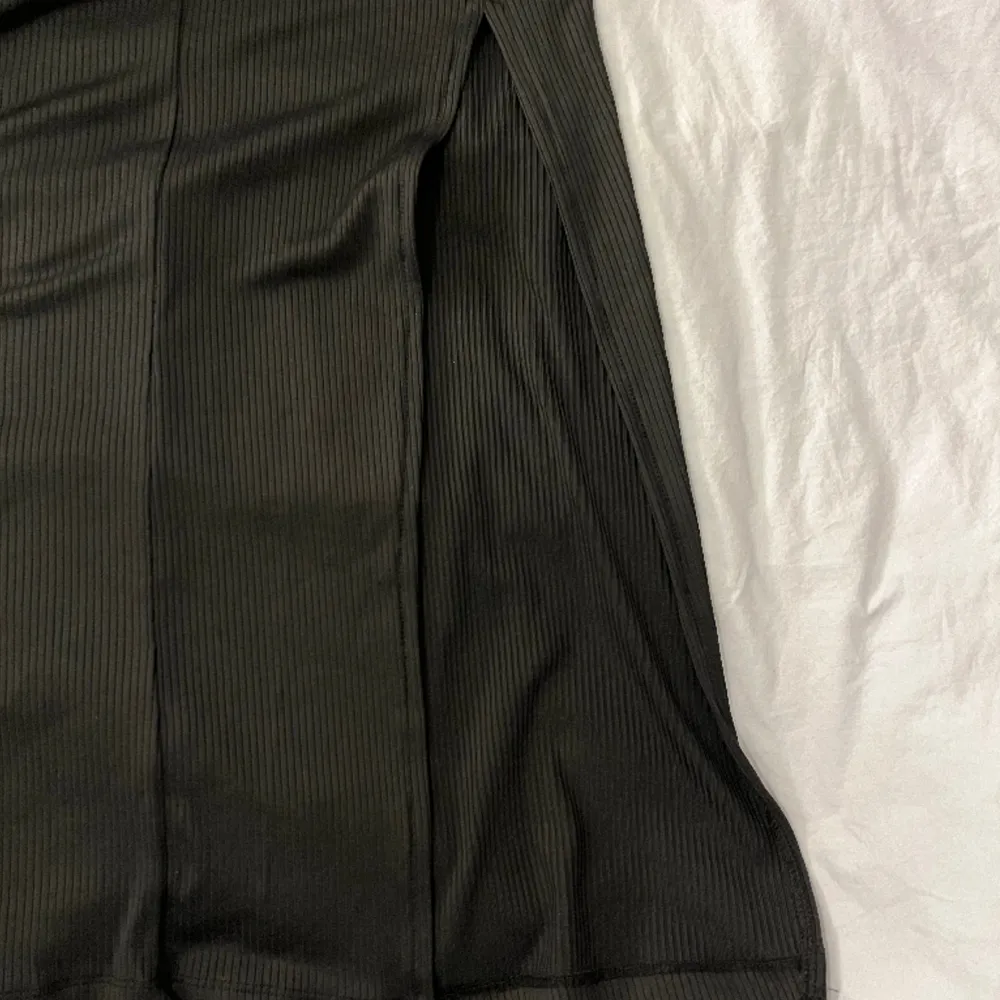 Ribbad lång svart kjol med slits på sidan från lager 157. Endast använd ett fåtal gånger. Storlek M💕. Kjolar.