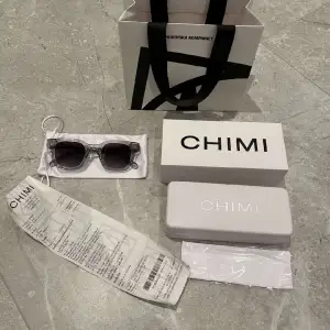 Snygga Chimi solglasögon i modellen 04 grey. Skicket är precis som nytt, inga repor eller något som heldst fel. Kvitto, box, etc finns. Allt medkommer vid köp. Köpt på NK i Stockholm. Tveka inte att höra av er