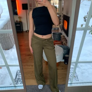 Gröna kostymbyxor  - Coola och bekväma kostymbyxor i lite militärgrön färg! 