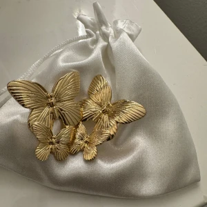 Fjärils örhängen💞💞 - Superfina fjärilsörhängen som är helt oanvända 🙌🏻💞