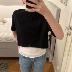 Kort svart t-shirt  - Svart kort t-shirt. Jättefint att ha ett linne under. Aldrig använd. Storlek xxs men är stor så skulle säga att den är mer en s! Köpt för 100kr men säljer för 75kr pga nyskick, går att diskutera! TRYCK INTE PÅ ”KÖP NU” UTAN SKRIV TILL MIG FÖRST!💗💗
