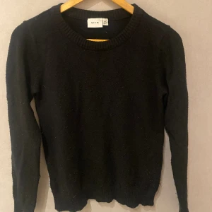 VILA STICKAD TRÖJA  - Stickad tröja från VILA! Jätte fint skick!! I storlek XS!! Säljer för 150kr❤️