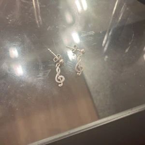 Örhängen  - Med musik g-klav i äkta silver köpt i en liten butik i Stockholm använda bara 3 ggr