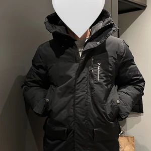 Peak performance jacka - Peak performance jacka parka i strlk S men passar även som en M, fakepälsen som tillhör finns även kvar nyskick knappt använd