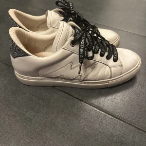 Zadig & Voltaire skor - Säljer zadig skor som är helt slutsålda överallt✨Nypris 2395kr men säljer för 1000kr Storlek 40, men skulle säga att de är som storlek 39! 