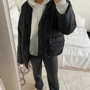 Jacka från Gina - Vår/höst jack från Gina i stl L, sparsamt använd, tror jag köpte för 499 eller 699