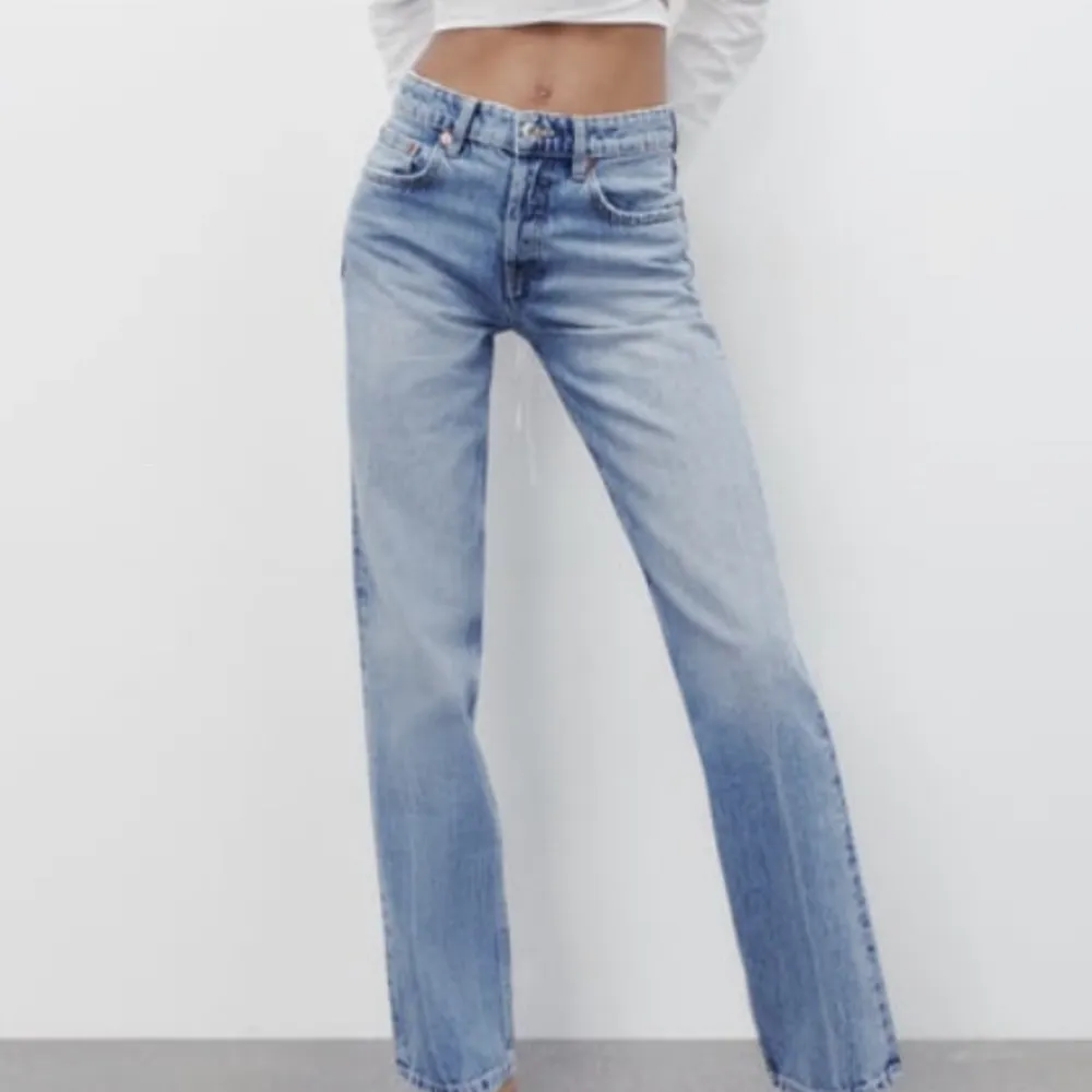 Blåa raka lågmidjade jeans från Zara, kommer inte till användning längre. Jeans & Byxor.
