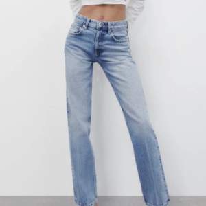 Blåa raka lågmidjade jeans från Zara, kommer inte till användning längre