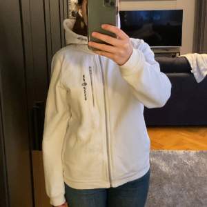 Säljer min jättefina Sail racing hoodie i toppen skick! Storlek xs men passar även s💞 pris är diskuterbart💞