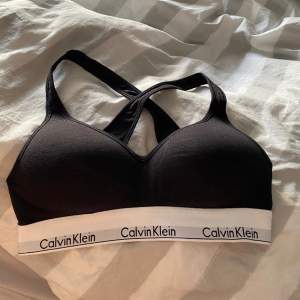 Helt ny, aldrig använd Calvin Klein topp💓 Kan ej returneras då jag klippte av lappen.