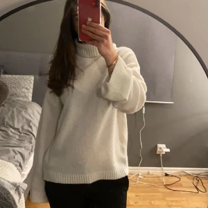 Tröja med krage  - Tröjan är från Na-kd och har en  krage runt halsen. Den är köpt för ett tag sedan så säljer den för att jag inte längre använder den💗Jag är 165cm lång och ni ser hur den sitter på bilderna som jämförelse om de behövs.Skriv gärna om du har fler frågor