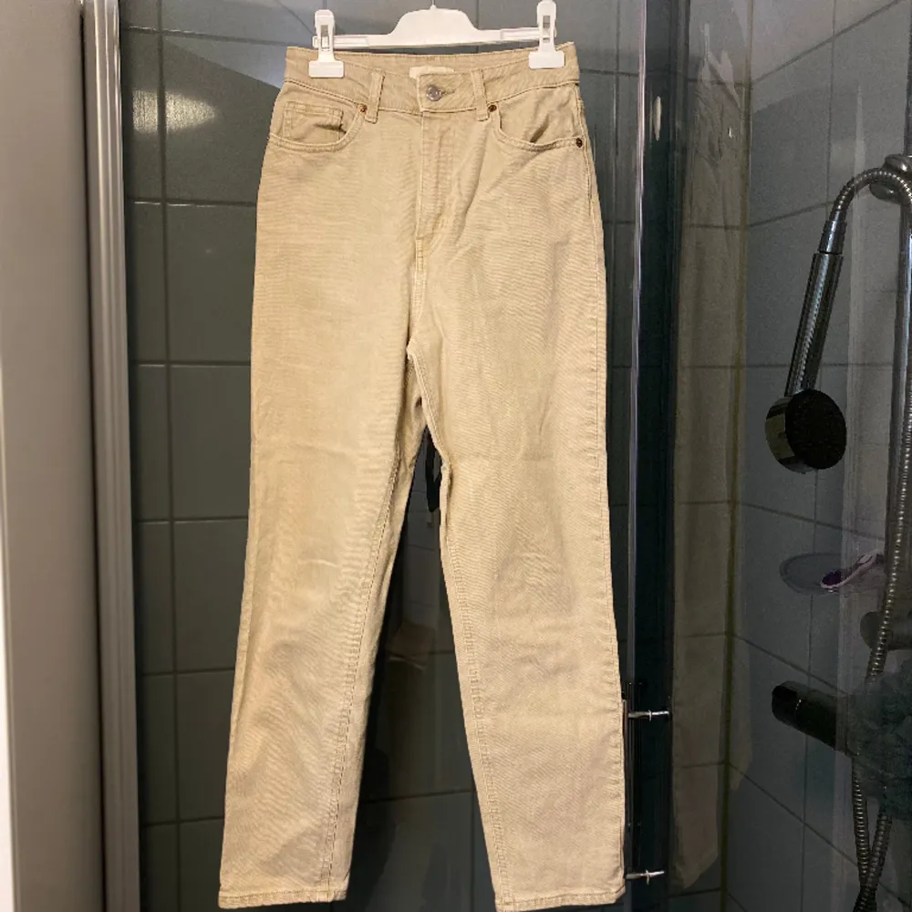 Beige jeans från H&M i storlek 34. Striaght fit. Jeans & Byxor.