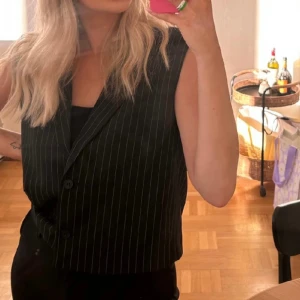 Väst - Randig västa från Ginatricot, i väldigt bra skick använd 1 gång!   Lite oversized och boxig i modellen. 