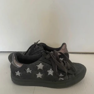 Sneakers  - Stjärn sneakers, skorna är i super bra skick och passar perfekt nu till våren 